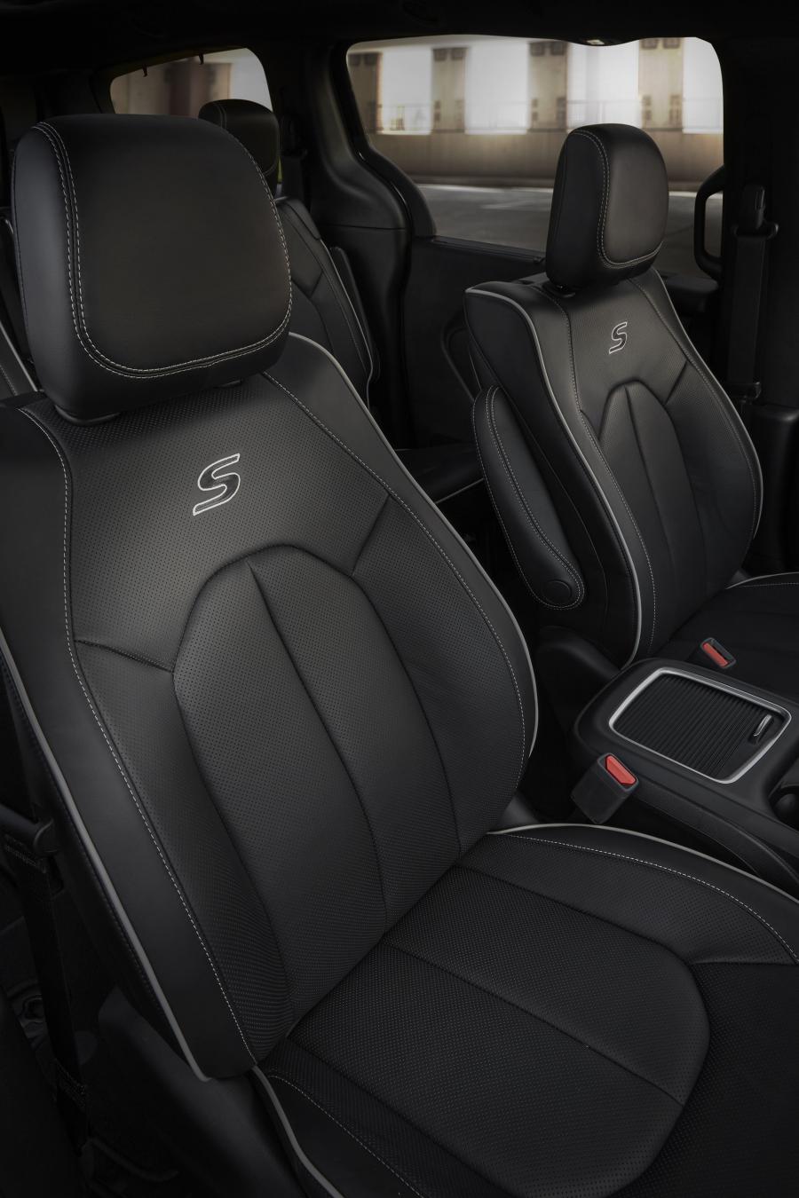 Интерьер Chrysler Pacifica Limited S Appearance Package (RU) 2017 года  (фото 10 из 40)